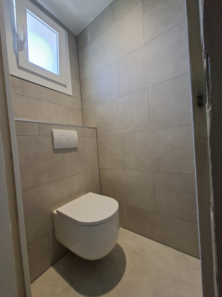 Installation toilettes commenailles après